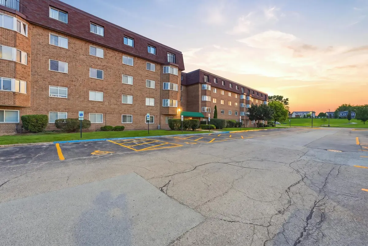 300 S Roselle RD #522, Schaumburg, IL 60193