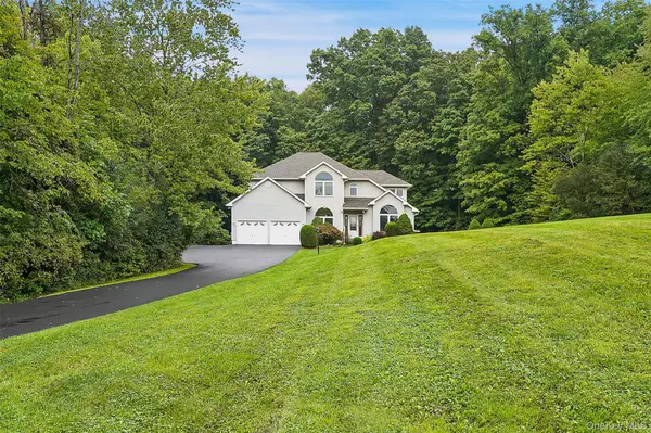 18 Bray Farm LN, Wappingers Falls, NY 12590