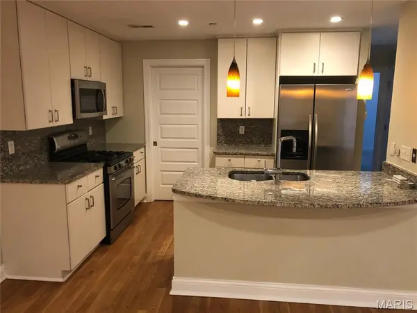910 N McKnight RD #3A, University City, MO 63132