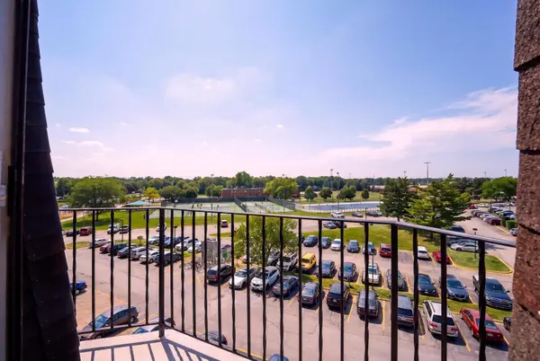 300 S Roselle RD #522, Schaumburg, IL 60193