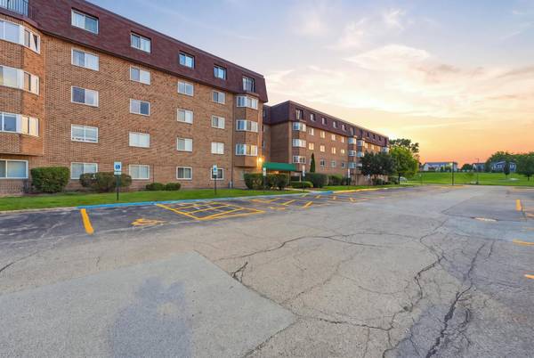 300 S Roselle RD #522, Schaumburg, IL 60193