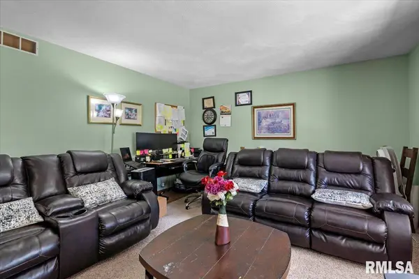 1808 Hunter Ridge DR, Springfield, IL 62704