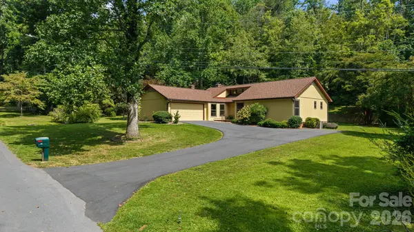 63 Pinecroft RD, Asheville, NC 28804