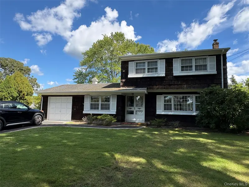 9 Mill Pond LN, East Moriches, NY 11940