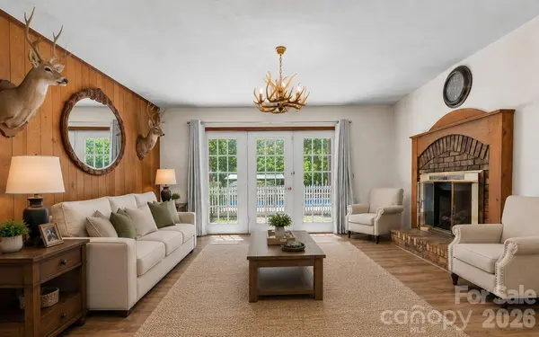 40 Country Bear LN, Flat Rock, NC 28731