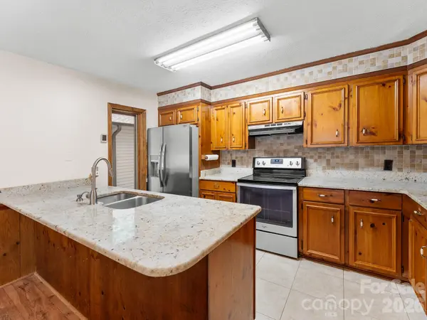 40 Country Bear LN, Flat Rock, NC 28731