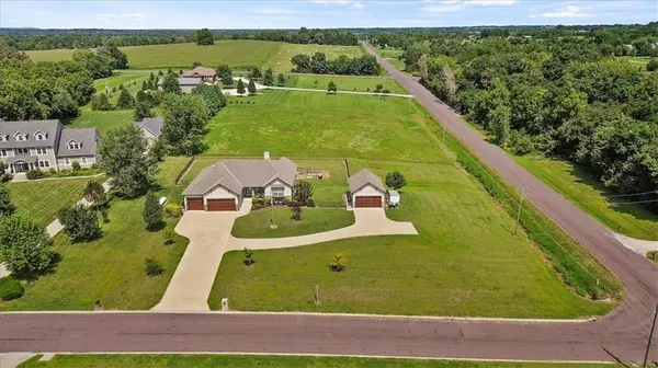 18220 Prairie View DR, Tonganoxie, KS 66086