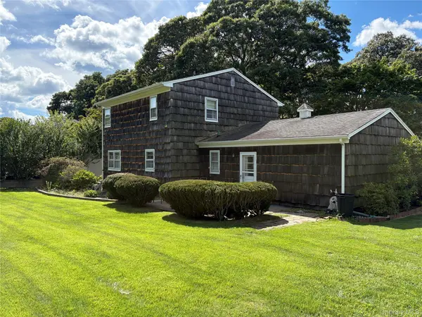 9 Mill Pond LN, East Moriches, NY 11940