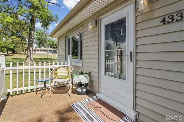 4334 Ringer RD, Oakville, MO 63129