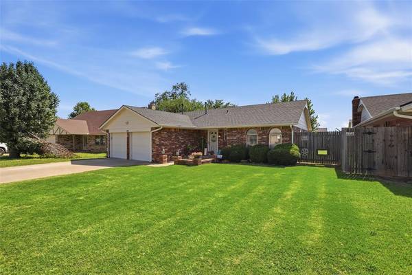 300 S Bouziden DR, Moore, OK 73160