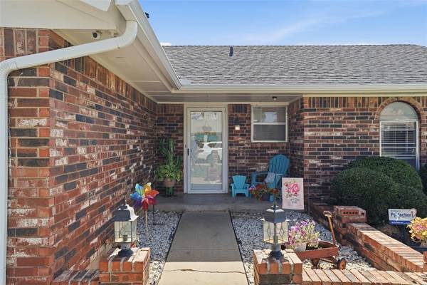 300 S Bouziden DR, Moore, OK 73160