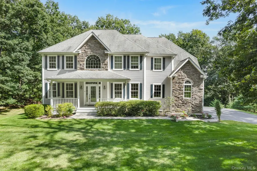 127 Shagbark LN, Hopewell Junction, NY 12533