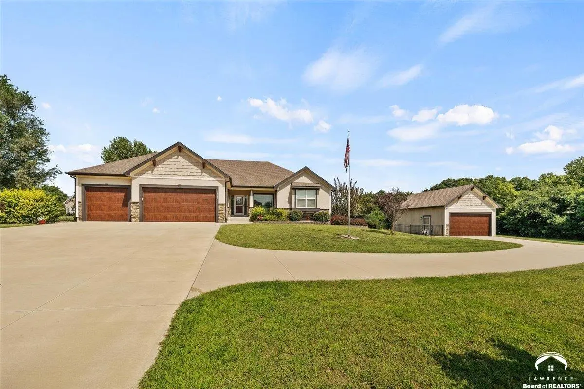 18220 Prairie View DR, Tonganoxie, KS 66086