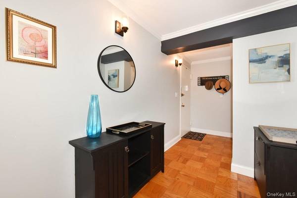 100 Clinton AVE #1F, Mineola, NY 11501