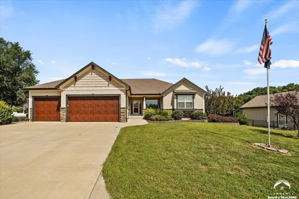 18220 Prairie View DR, Tonganoxie, KS 66086
