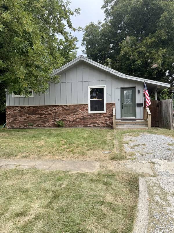 205 W 6th ST, Benton, IL 62812