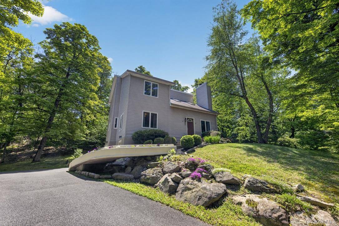305 Oak LN, Newburgh, NY 12550