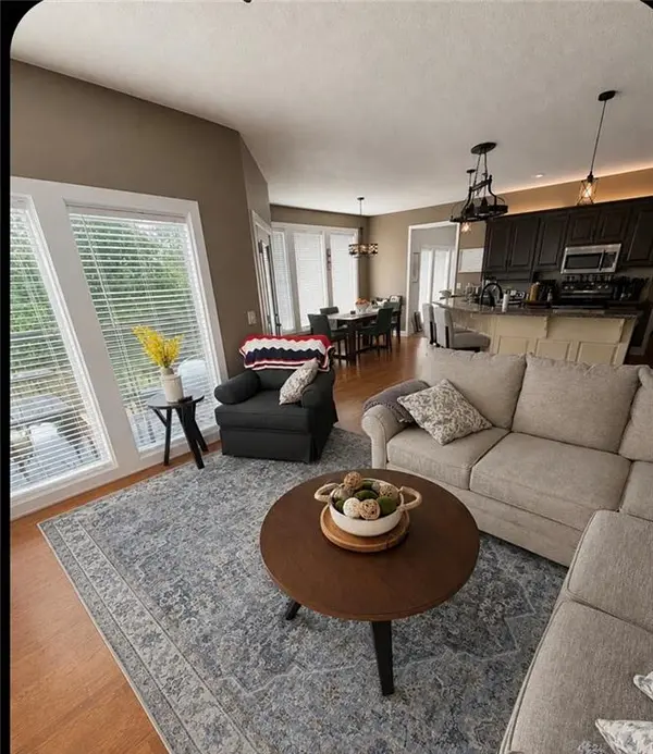 8008 Park Ridge DR, Parkville, MO 64152