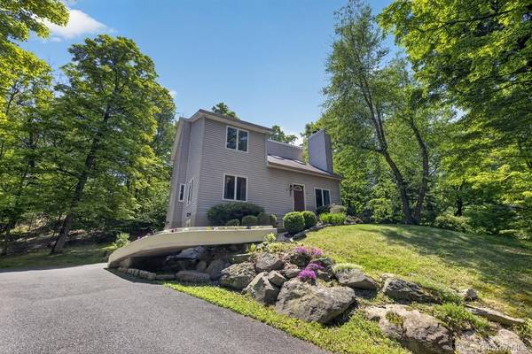 305 Oak LN, Newburgh, NY 12550