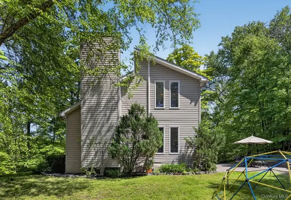 305 Oak LN, Newburgh, NY 12550