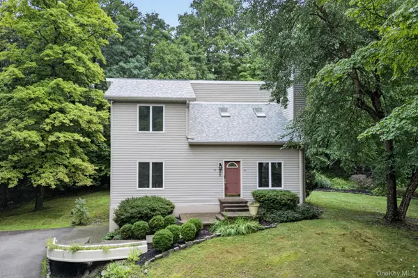305 Oak LN, Newburgh, NY 12550