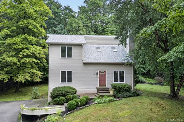 305 Oak LN, Newburgh, NY 12550