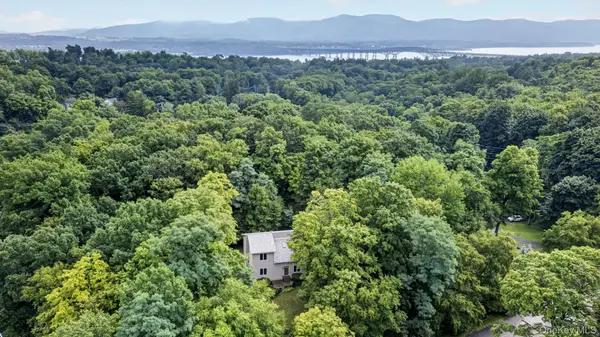 305 Oak LN, Newburgh, NY 12550
