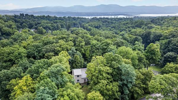 305 Oak LN, Newburgh, NY 12550