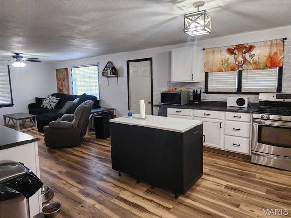 4392 Flucom RD, De Soto, MO 63020