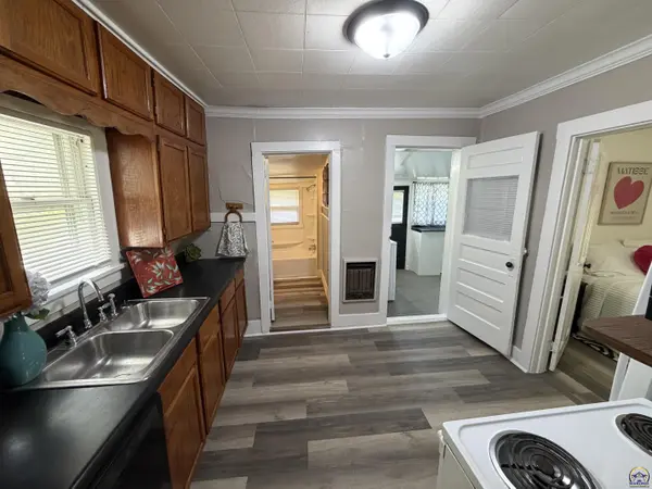 1308 Oak Hill Ave, Lawrence, KS 66044-3636