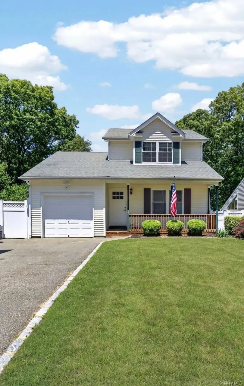 29 Beech AVE, Farmingville, NY 11738