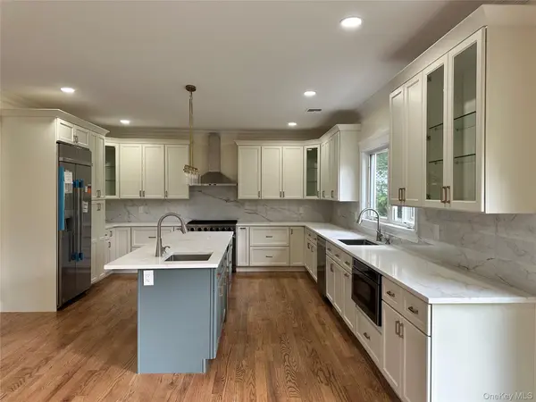 114 Maytime DR, Jericho, NY 11753