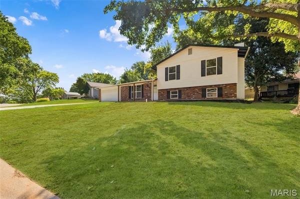 18 Craigwood DR, St Peters, MO 63376
