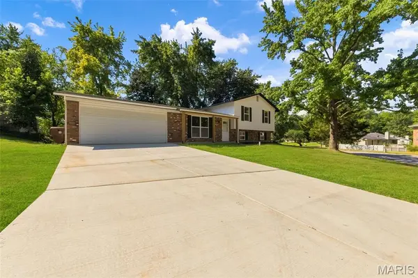 18 Craigwood DR, St Peters, MO 63376