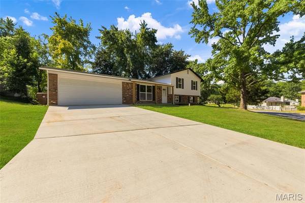 18 Craigwood DR, St Peters, MO 63376