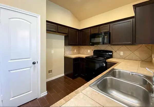 137 Creekside Villa DR, Kyle, TX 78640
