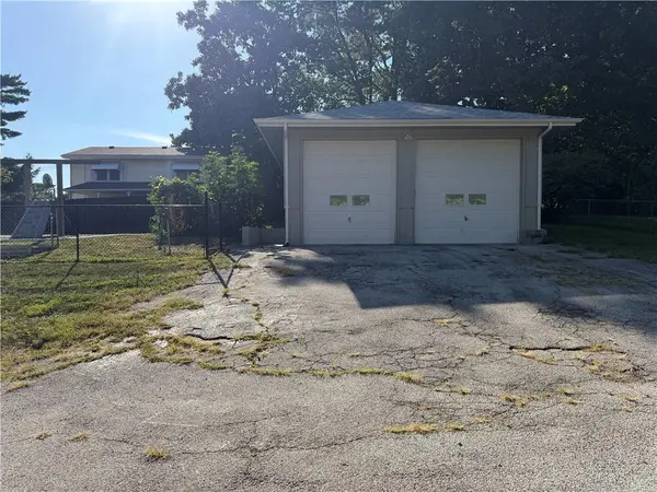 7510 Oak ST, Pleasant Valley, MO 64068