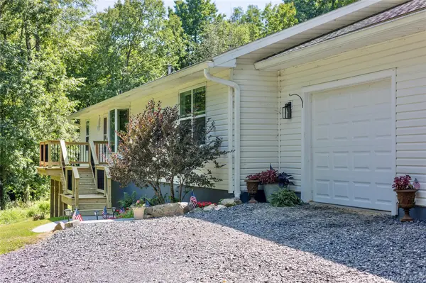 60 Briarwood LN, Millerton, NY 12546