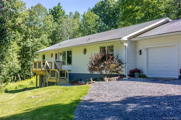 60 Briarwood LN, Millerton, NY 12546