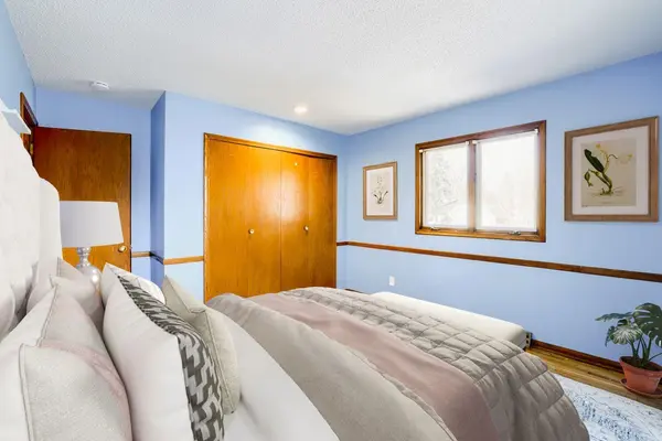 5705 Phoenix ST, Golden Valley, MN 55422