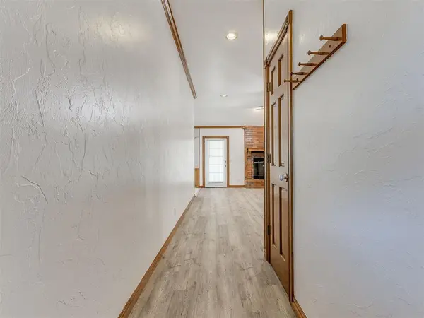 109 S Ramblin Oaks DR, Moore, OK 73160