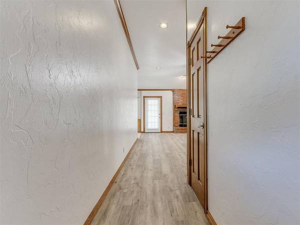 109 S Ramblin Oaks DR, Moore, OK 73160