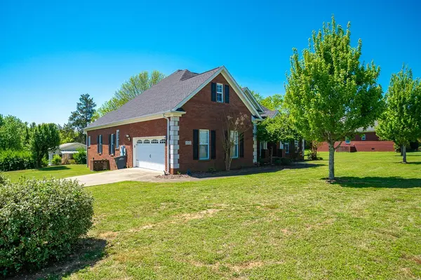 1002 Bellemeade Dr, Fayetteville, TN 37334