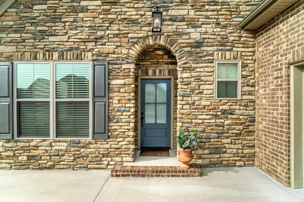 136 Chimney Rock Dr, Lenoir City, TN 37771