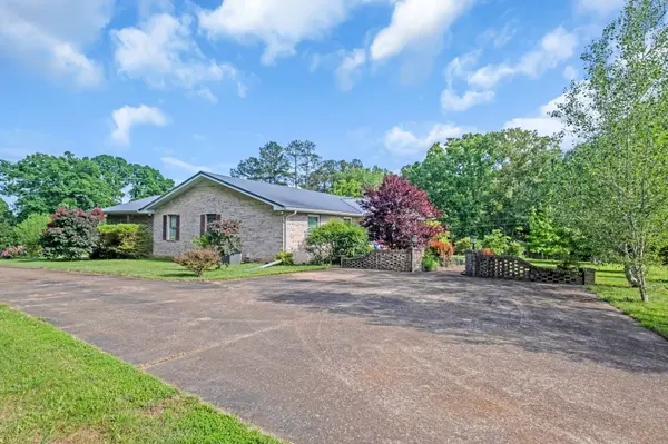 1056 Highway 100, Centerville, TN 37033