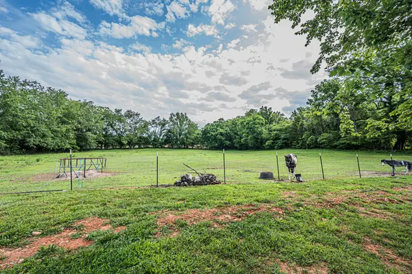 8476 Guthrie Rd, Cross Plains, TN 37049