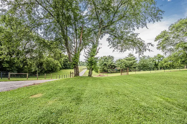 8476 Guthrie Rd, Cross Plains, TN 37049