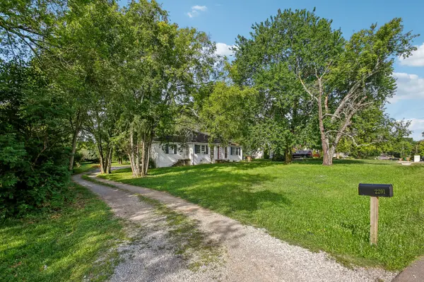 2201 Castleman Dr, Nashville, TN 37215