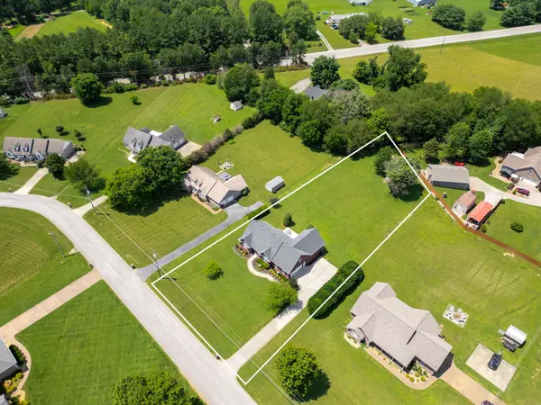 1009 Somerville Dr, Cottontown, TN 37048