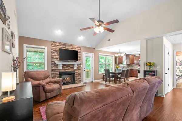 1196 Eagles Bluff Dr, Clarksville, TN 37040